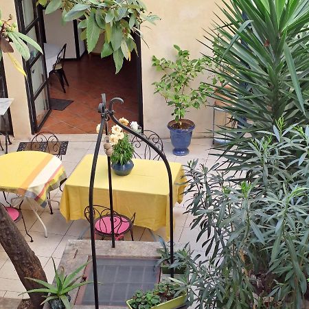 Sous Le Neflier Bed & Breakfast Nîmes Dış mekan fotoğraf