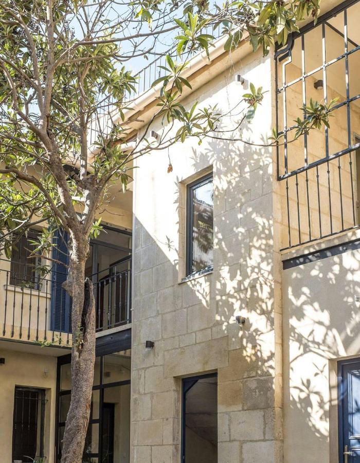 Sous Le Neflier Bed & Breakfast Nîmes Dış mekan fotoğraf