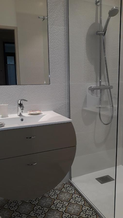 Sous Le Neflier Bed & Breakfast Nîmes Dış mekan fotoğraf